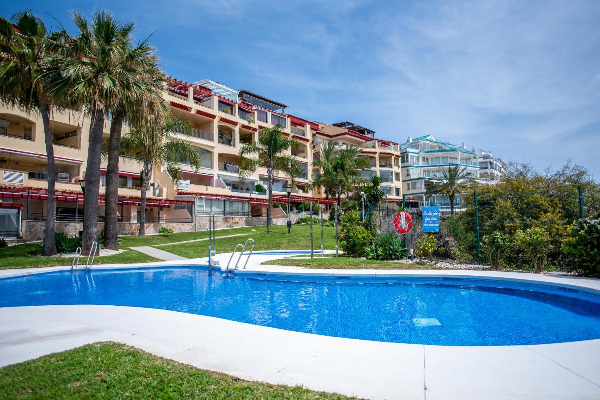 Torrequebrada Beachfront Apartment, Costa Del Sol Benalmádena