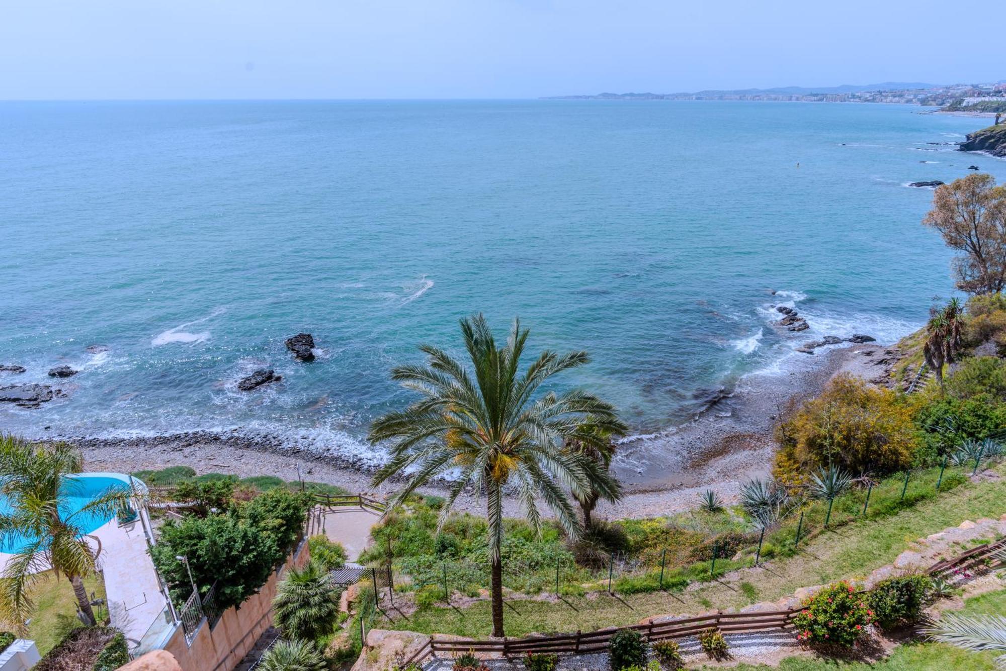 Torrequebrada Beachfront Apartment, Costa Del Sol Benalmádena